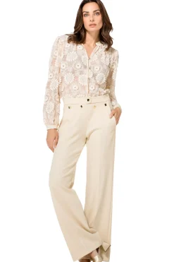 1605-34 / Rechtvallende Bloes In Stretch Tulle Met Broderie><noscript><img width=